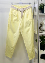 Kép betöltése a galériamegjelenítőbe: 0540 DORY fényes nadrág
