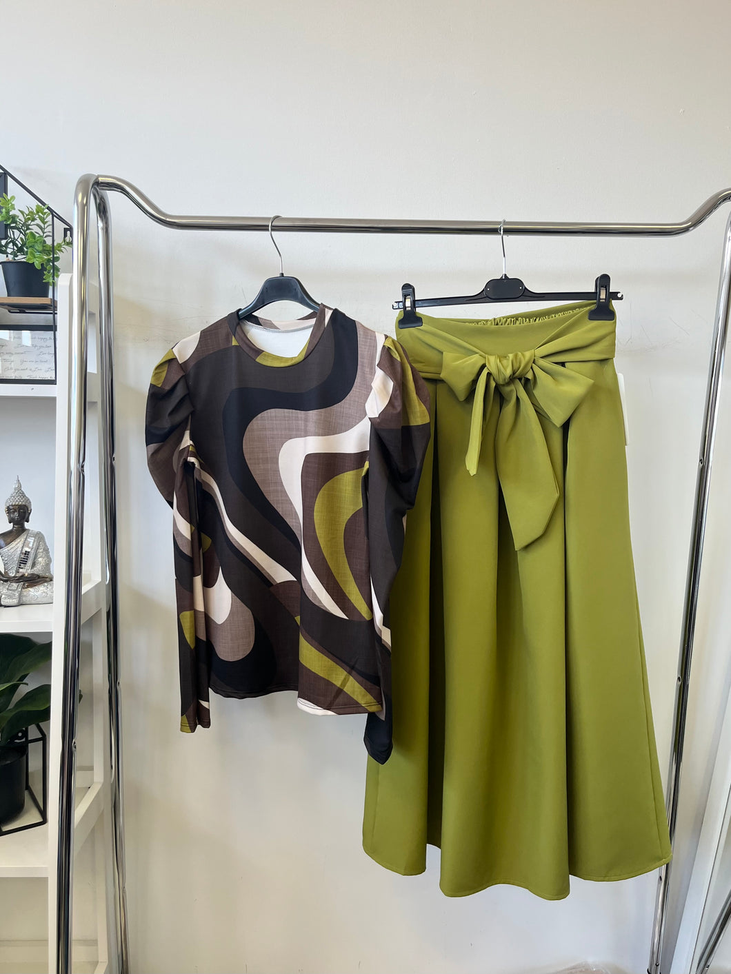 12987 ALMA buggyos vállú mintás felső