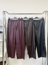 Kép betöltése a galériamegjelenítőbe: 5569 ROBIN ballon műbőr nadrág
