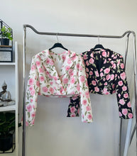 Kép betöltése a galériamegjelenítőbe: 32866 LILLA rózsás rövid állású kis kabát/ zakó
