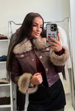 Kép betöltése a galériamegjelenítőbe: 5625 LOTTE szőrmés műbőr kabát
