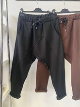 Kép betöltése a galériamegjelenítőbe: 3458 ÜLEPES bundás pamut nadrág
