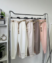 Kép betöltése a galériamegjelenítőbe: 7048/52693 HAILEY gombos szárú nadrág
