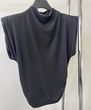 Kép betöltése a galériamegjelenítőbe: 36896 RIKKY oldalt húzott felső válltöméssel
