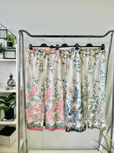 Kép betöltése a galériamegjelenítőbe: 13052 TRIANA levél mintás vászon nadrág
