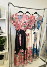 Kép betöltése a galériamegjelenítőbe: 18825 MIRA virágos szatén ruha
