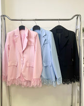 Kép betöltése a galériamegjelenítőbe: 45305 SASSY blézer csipke diszítéssel
