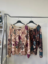 Kép betöltése a galériamegjelenítőbe: 9826 LETTY virágos csónak nyakú blúz
