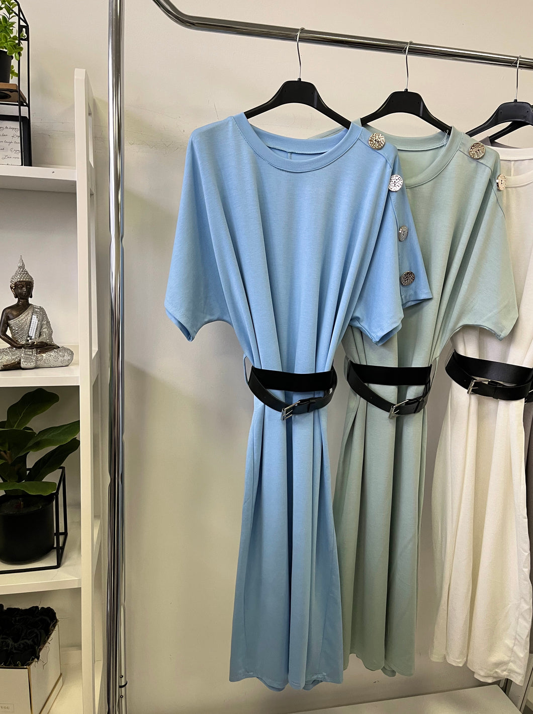 12259 ZINA öves gombos vállú ruha