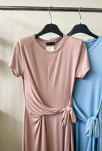 Kép betöltése a galériamegjelenítőbe: 12063 ERICA oldalt kötős rövid ujjú ruha
