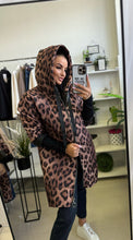 Kép betöltése a galériamegjelenítőbe: 05601 LEOPARD oversize steppelt kabàt
