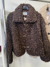 Kép betöltése a galériamegjelenítőbe: 9508 STEFFI kapcsos bunda
