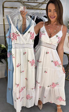 Kép betöltése a galériamegjelenítőbe: 80119 BARI pántos hímzett vászon ruha
