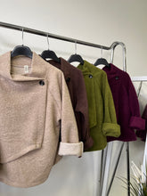 Kép betöltése a galériamegjelenítőbe: 33512 MELBA átlapolt kiskabát
