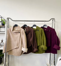 Kép betöltése a galériamegjelenítőbe: 33512 MELBA átlapolt kiskabát
