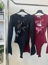 Kép betöltése a galériamegjelenítőbe: 9719 CLOE bordás body szatén levehető masni brossal
