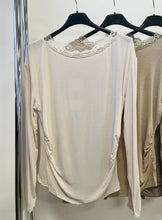 Kép betöltése a galériamegjelenítőbe: 65154 DETTY csipkés csónak nyakú felső
