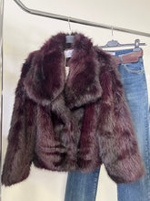 Kép betöltése a galériamegjelenítőbe: 9678 KENDRA műszőrme bunda
