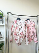 Kép betöltése a galériamegjelenítőbe: 7988 RÓZSÁS VIRÁGOS szatén blúz
