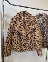 Kép betöltése a galériamegjelenítőbe: 66012 Leopárd műszőr bunda
