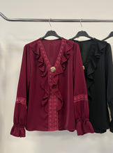 Kép betöltése a galériamegjelenítőbe: 8738 PETRA fodros blúz brossal
