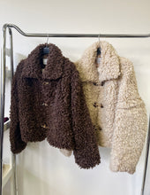 Kép betöltése a galériamegjelenítőbe: 9508 STEFFI kapcsos bunda
