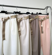 Kép betöltése a galériamegjelenítőbe: 7048/52693 HAILEY gombos szárú nadrág
