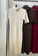 Kép betöltése a galériamegjelenítőbe: 5151 SISSY rövid ujjú basic kötött garbó ruha
