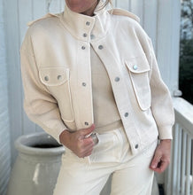 Kép betöltése a galériamegjelenítőbe: 2310 ELZA kötött ujjú kabát
