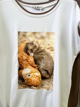 Kép betöltése a galériamegjelenítőbe: 1592 PUNCH monkey alszik póló
