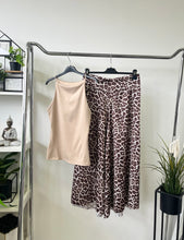 Kép betöltése a galériamegjelenítőbe: 4359 MINERVA leopard  EXTRA bőszárú szatén nadrág
