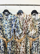 Kép betöltése a galériamegjelenítőbe: 7662 ESTHER apró virág mintás öves ruha
