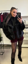 Kép betöltése a galériamegjelenítőbe: ZNS13 JENNY fekete műszőrme bunda
