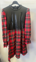 Kép betöltése a galériamegjelenítőbe: 50176 KOCKÁS ruha műbőr mellbetéttel
