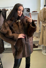 Kép betöltése a galériamegjelenítőbe: 8811-1 BARBARA nerc hatású műszőr kabát
