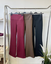 Kép betöltése a galériamegjelenítőbe: 8571 BUNDÁS trapéz szárú leggings
