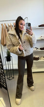 Kép betöltése a galériamegjelenítőbe: 9508 STEFFI kapcsos bunda
