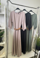 Kép betöltése a galériamegjelenítőbe: 3707 DONNA szaténselyem hatású öves ruha
