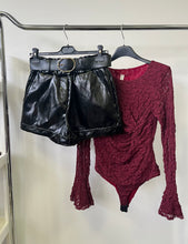 Kép betöltése a galériamegjelenítőbe: 18257 HELLA öves fényes műbőr sort
