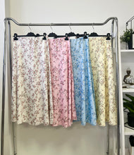 Kép betöltése a galériamegjelenítőbe: 6886 SPRING virágos szatén szoknya
