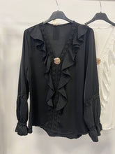 Kép betöltése a galériamegjelenítőbe: 8738 PETRA fodros blúz brossal
