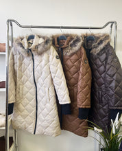 Kép betöltése a galériamegjelenítőbe: 88907 MONETT steppelt passzés ujjú kabát

