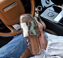 Kép betöltése a galériamegjelenítőbe: PS50 REA arany papucs
