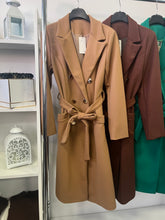 Kép betöltése a galériamegjelenítőbe: 2086 ALÍZ  szövet kabát arany gombokkal
