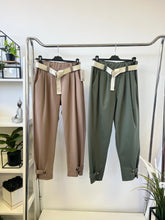 Kép betöltése a galériamegjelenítőbe: 7048/52693 HAILEY gombos szárú nadrág
