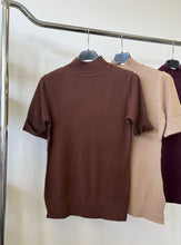 Kép betöltése a galériamegjelenítőbe: 026 BASIC rövid ujjú félgarbó
