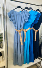 Kép betöltése a galériamegjelenítőbe: 24609 MANGÓ fodros vászon maxi ruha övvel
