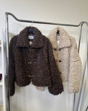 Kép betöltése a galériamegjelenítőbe: 9508 STEFFI kapcsos bunda
