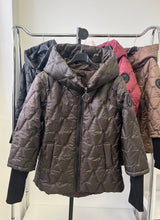 Kép betöltése a galériamegjelenítőbe: 88897 ZOÉ passzés ujjú steppelt kabát
