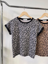 Kép betöltése a galériamegjelenítőbe: 01605 LEOPÁRD ujján flitteres pamut felső
